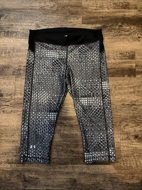 Under Armour Black and Gray Patterned Capris